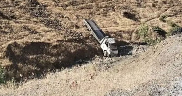 Siirt'te çekici şarampole devrildi, 2 yaralı