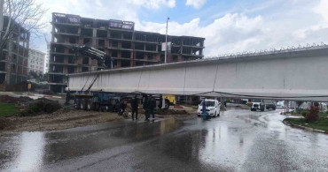 Siirt’te Dev Köprü Kirişi Kavşakta Takılı Kaldı