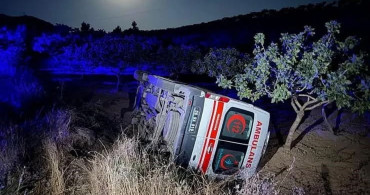 Siirt'te devrilen ambulanstaki sağlıkçılar kazasız atlattı