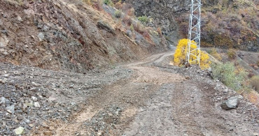 Siirt'te Heyelan Nedeniyle Kapanan Köy Yolu Yeniden Ulaşıma Açıldı