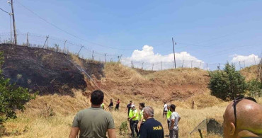 Siirt'te iş makinesinden çıkan kıvılcım otluk alanı yaktı