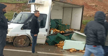 Siirt'te Lastik Patlaması Ekmekleri Yola Saçtı