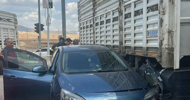 Siirt'te otomobil tıra çarptı, can kaybı yok