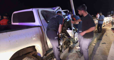 Siirt'te pikap bariyerlere saplandı, iki kişi yaralandı