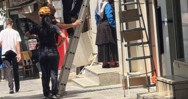 Siirt'te reklam panosuna sıkışan yavru kedi afad ekiplerince kurtarıldı