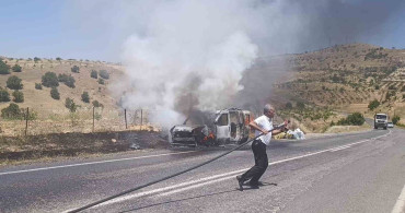 Siirt'te seyir halindeki otomobil alev aldı