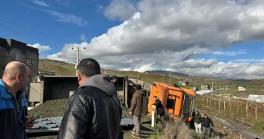 Siirt'te Trafik Kazası: Kamyon Devrildi, Uzun Araç Kuyruğu Oluştu