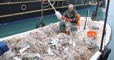 Silifke'de Fırtına Felaketi: Tur Teknesi Battı, Balıklar Kıyıya Vurdu
