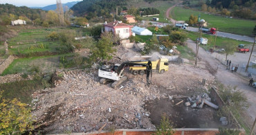 Sındırgı'da Deprem Sonrası Yıkım Çalışmaları Devam Ediyor