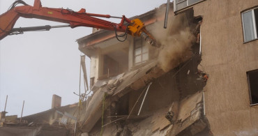 Sındırgı'da Deprem Sonrası Yıkım Çalışmaları Devam Ediyor