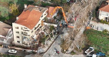 Sındırgı'da Deprem Sonrası Yıkım Çalışmaları Devam Ediyor