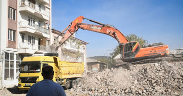 Sındırgı'da Hasarlı Binaların Yıkımı ve Enkaz Taşıma Çalışmaları Devam Ediyor