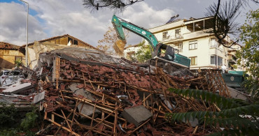 Sındırgı'daki Deprem Sonrası Enkaz Kaldırma Çalışmaları Başladı