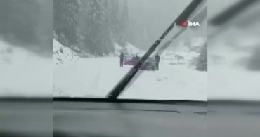 Sinop'ta Aniden Gelen Kar Yağışı Sürücüleri Zor Durumda Bıraktı