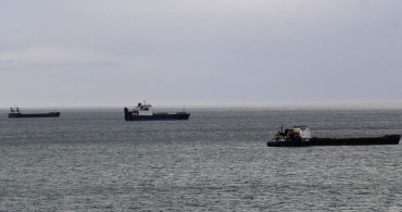 Sinop'ta Fırtına Uyarısı: Yük Gemileri Limana Sığındı