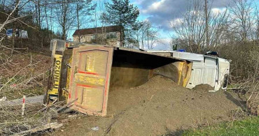 Sinop'ta Kum Yüklü Kamyon Devrildi, Sürücü Yaralandı