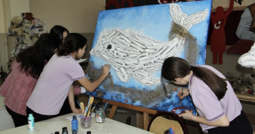 Sinop'ta Öğrencilerin Geri Dönüşümle Yaptığı Balina Aydın Rölyefi