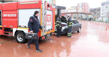 Sinop'ta Seyir Halinde Araç Yangını Kontrol Altına Alındı
