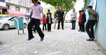 Şırnak Emniyet Müdürü Sazak, Çocuklarla Sek Sek Oynadı