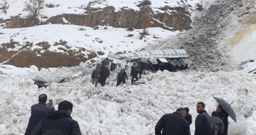 Şırnak'ta Çığ Düşmesi: Tır Sürücüsü Ağır Yaralandı