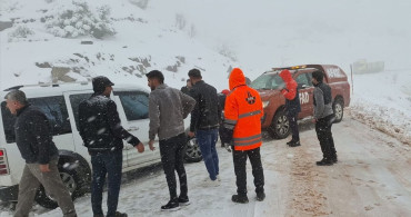Şırnak'ta Kar Yağışı Nedeniyle Mahsur Kalan Araçlar Kurtarıldı