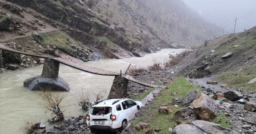 Şırnak'ta Taşarası Köyü Mevkiinde Araç Devrildi