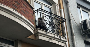 Şişli'de Balkondan Aşağı Sarkan Çocuk Görenleri Korkuttu