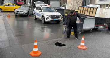 Şişli'de Sağanak Yağış Sonrası Yol Çöktü