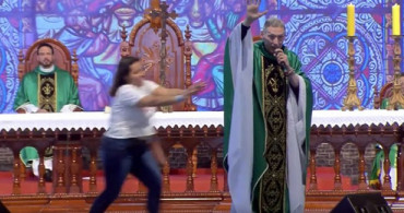 'Şişman Kadınlar Cennete Giremez' Diyen Papazı Sahneden Aşağı İtti