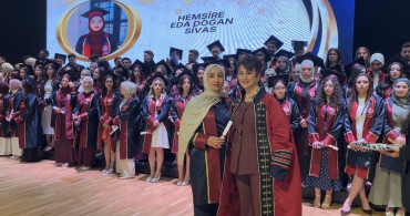 Sivas Cumhuriyet Üniversitesi hemşirelik bölümü mezuniyet coşkusu