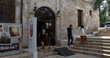 Sivas halayının simülasyonu turistlerin ilgisini çekiyor