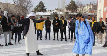 Sivas'ta Afrikalı Öğrencilerin Kar Sevinci! Mutluluktan Halay Bile Çektiler