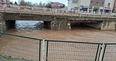Sivas'ta Eriyen Kar Suları Tecer Irmağı'nı Besliyor