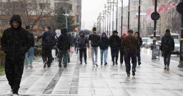 Sivas'ta Nisan Ayında Kar Yağışı