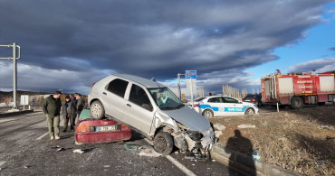 Sivas'ta Otomobil Kazası: 3 Yaralı