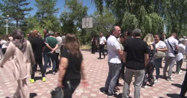 Sivas'ta özel eğitim kurumu konkordato ilan etti, veliler okul önünde toplandı