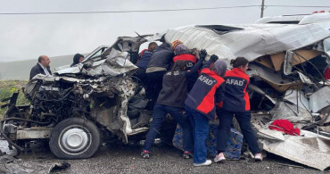 Sivas’ta servis aracı ile tır çarpıştı: Çok sayıda ölü ve yaralı var