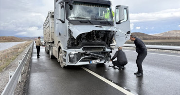 Sivas'ta Tır ile Hafif Ticari Araç Çarpıştı: 1 Ağır Yaralı