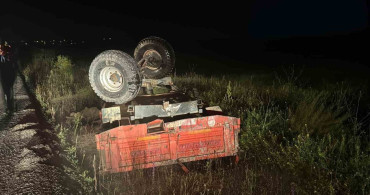 Sivas’ta traktöre çarpan Mercedes marka otomobil hasar gördü: 4 yaralı