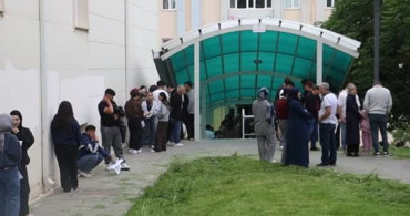 Sivas'ta YKS sınavına giren genç kız inci kolyesini kesmek zorunda kaldı
