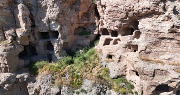 Sivas'taki 3 bin yıllık Kral Kaya Mağaraları turizm bekliyor