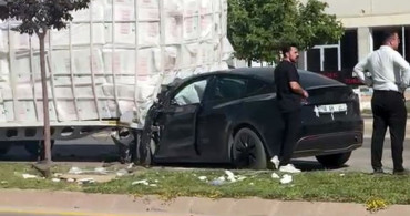 Sivas’taki kazada dorseye çarpan Tesla otomobil hurdaya döndü: 1 yaralı