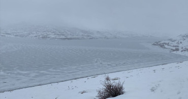 Soğuk Hava Sivas'ta 4 Eylül Barajı'nı Buzla Kapatıyor
