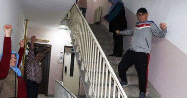 Sokağa Çıkamayınca Apartmanda Spor Yaptılar