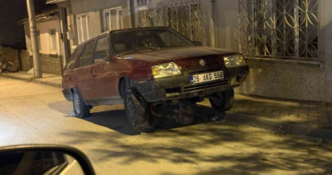 Sokakta kütükler üzerine bırakılan araç dikkat çekti