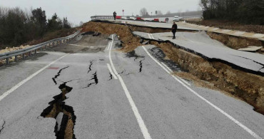 Son Dakika: Karadeniz'i İstanbul'a bağlayan yol heyelan nedeniyle çöktü!