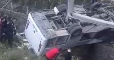 Son Dakika! Kocaeli'nde Feci Kaza, Öğrenci Servisi Dereye Uçtu!