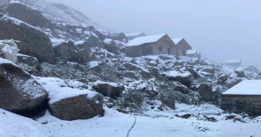 Sonbahar gelmeden kış geldi: Vatandaşlar bembeyaz bir manzaraya uyandı