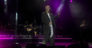 Soner Sarıkabadayı Bursa'da Unutulmaz Bir Konser Verdi