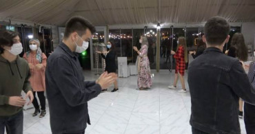 Sosyal Mesafeli Halay Çekip Eğlendiler
